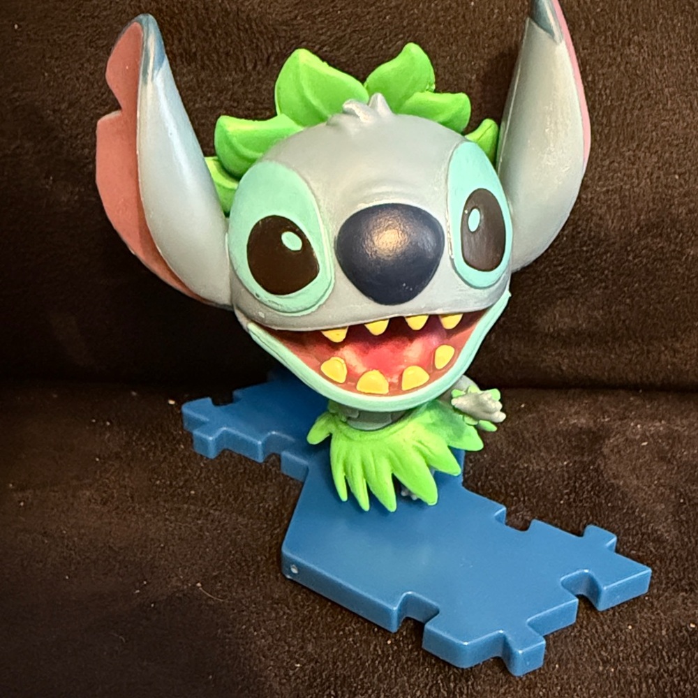 Disney Stitch Collect &Connect Hula Dancing Stitch with blue puzzle base. NWOT